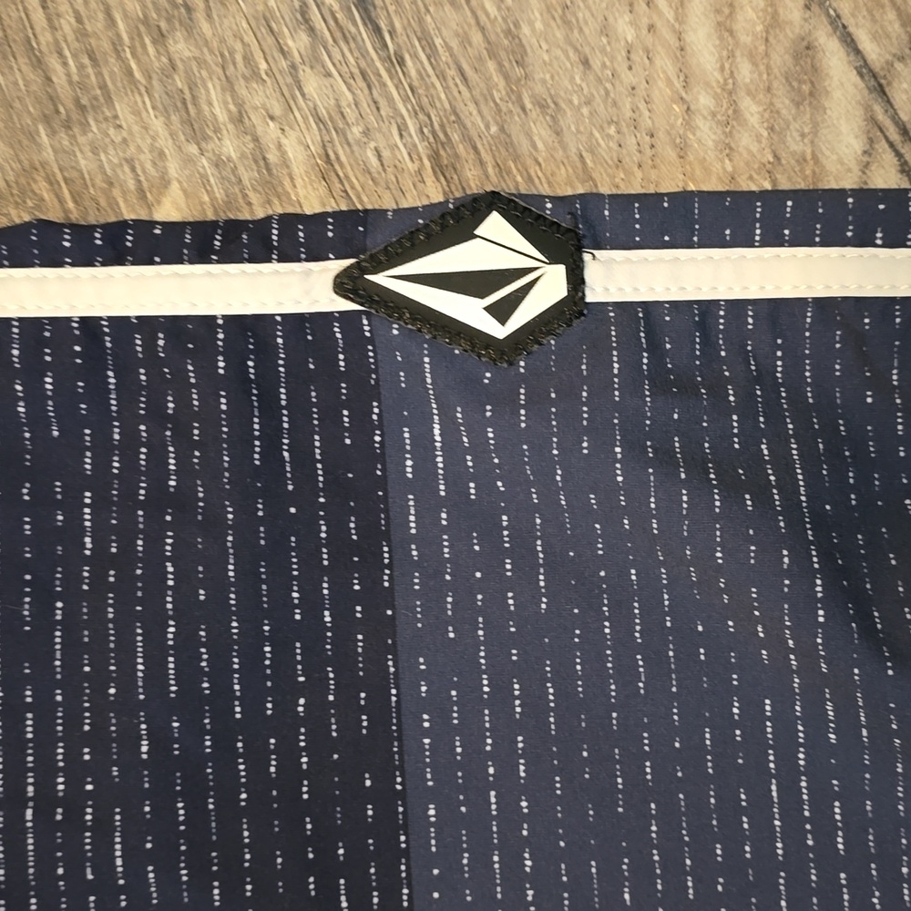 Volcom Board Shorts, Size 40 - Picture 2 of 6